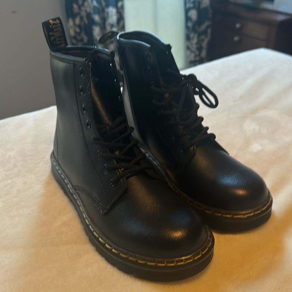 Kids dr. Martens brand new size 4